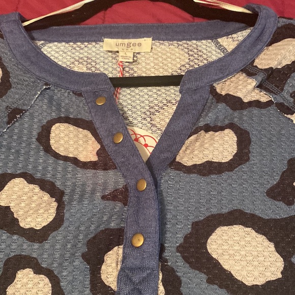 UMGEE NWT Dusty Blue&White Leopard Long Sleeve Button Front Top Large - Picture 9 of 12